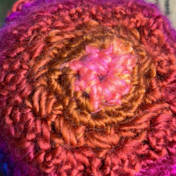 Crochet satin flower beanie medium new - Picture 7 of 7